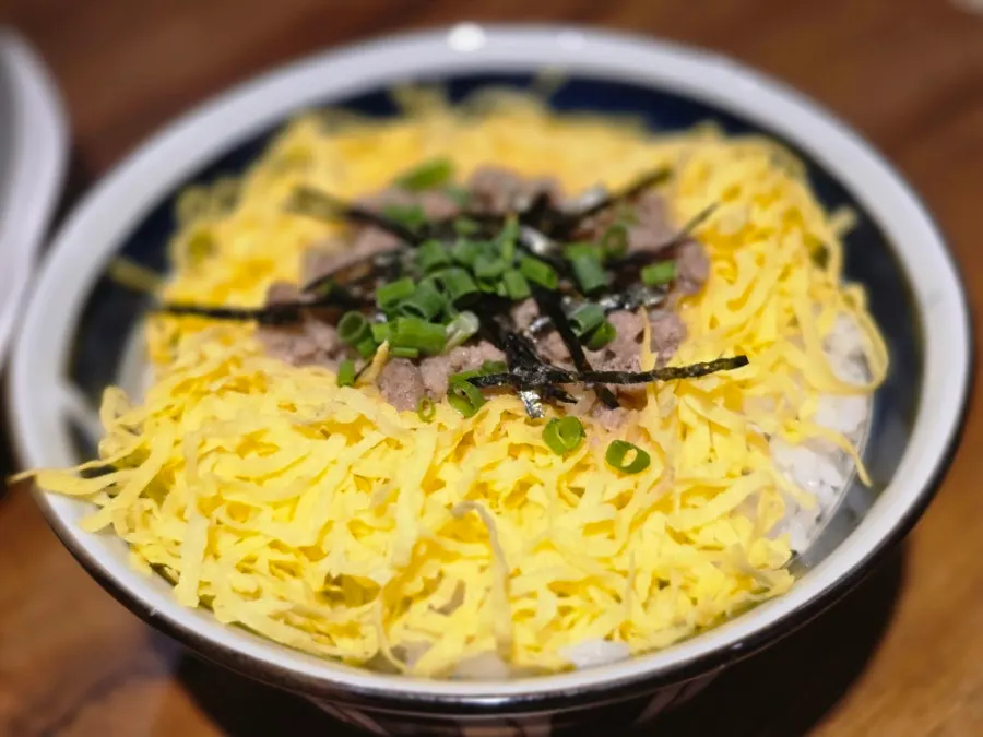 튀긴 막창 토핑이 올라간 모츠라멘 진한맛