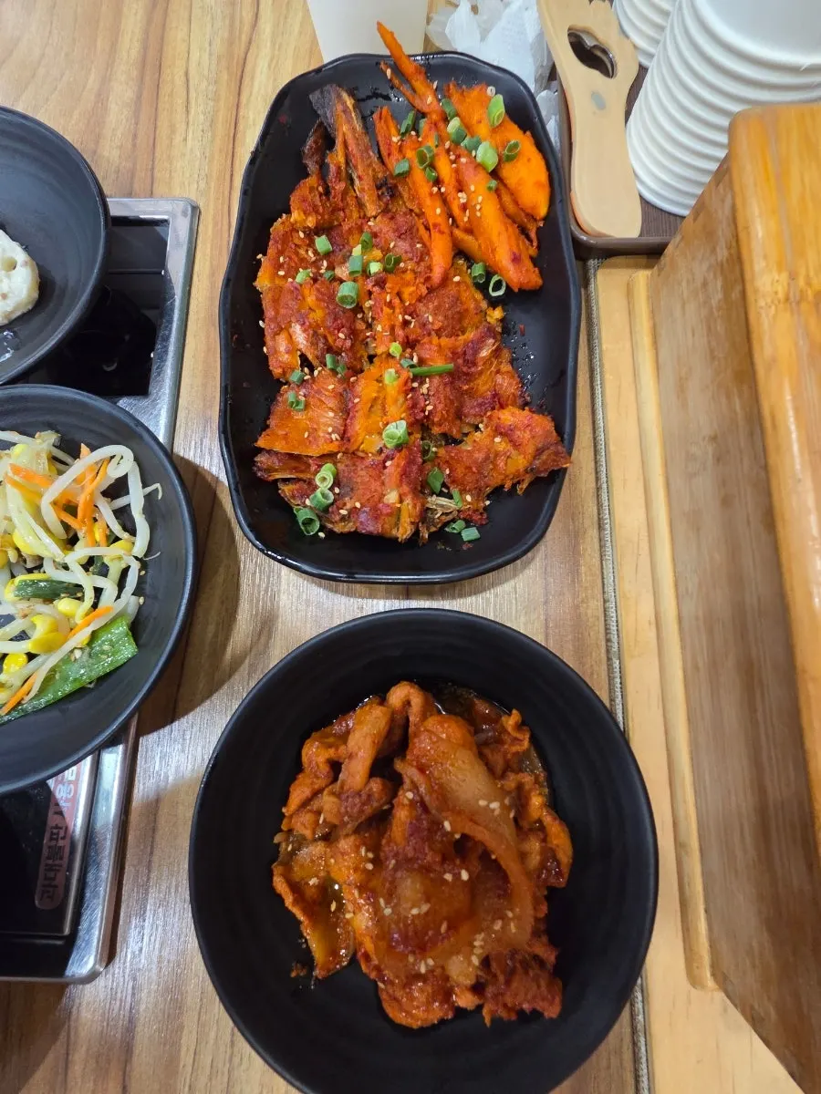 Mushroom deodeok rice scooped from the cauldron