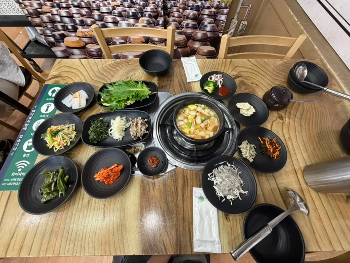 나물과 도토리묵이 깔린 산채가 반찬 상