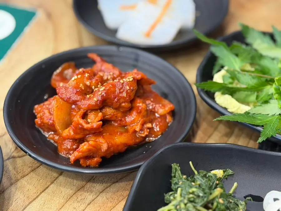 도토리묵과 나물 반찬 한 상