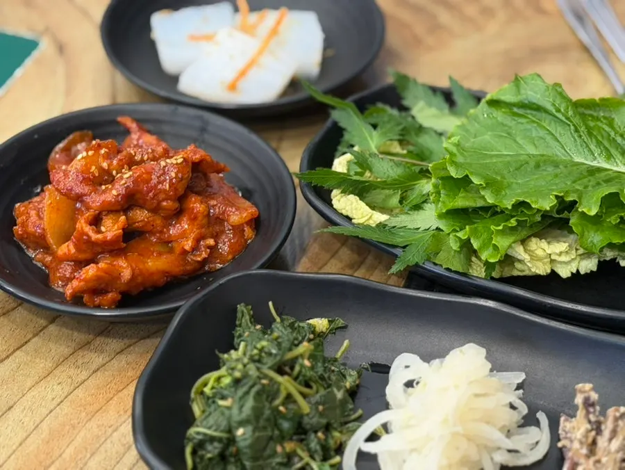 여러 가지 밑반찬이 놓인 테이블