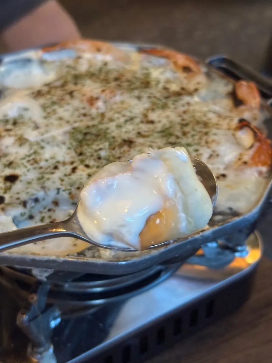 Wrapping shrimp and cheese in tortilla pizza to eat