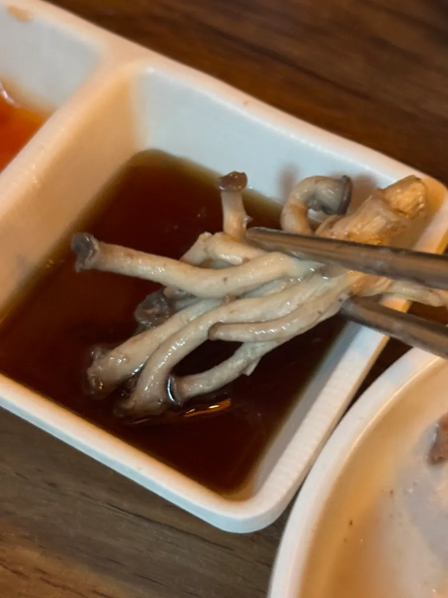 Nabe meat and cabbage dipped in sauce