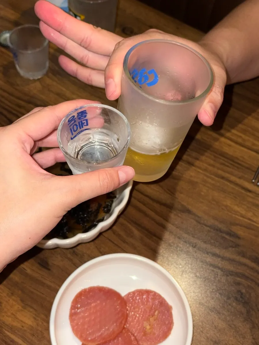 기본안주 도토리 묵사발과 술잔