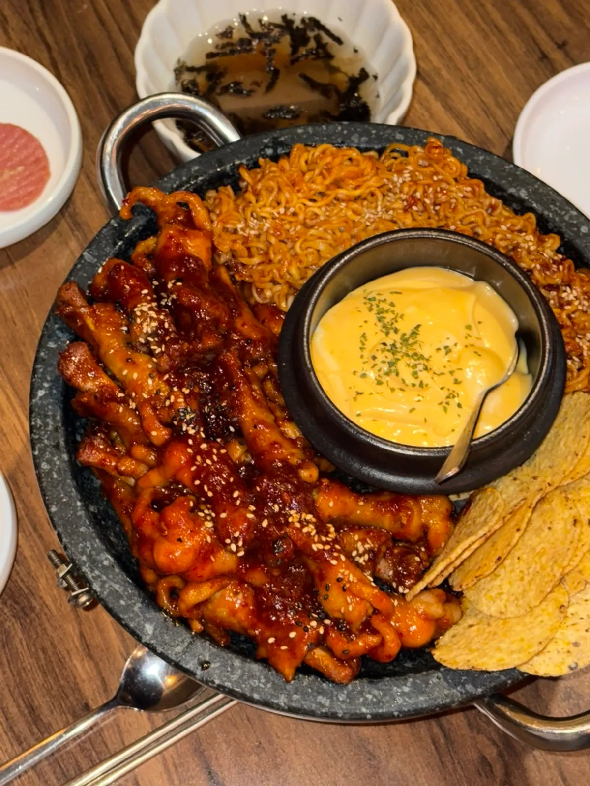 치즈퐁듀와 튤립닭발이 담긴 퐁듀 인 닭발