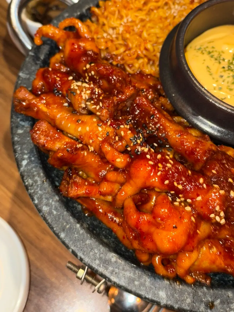 양념 범벅 튤립닭발과 볶음면