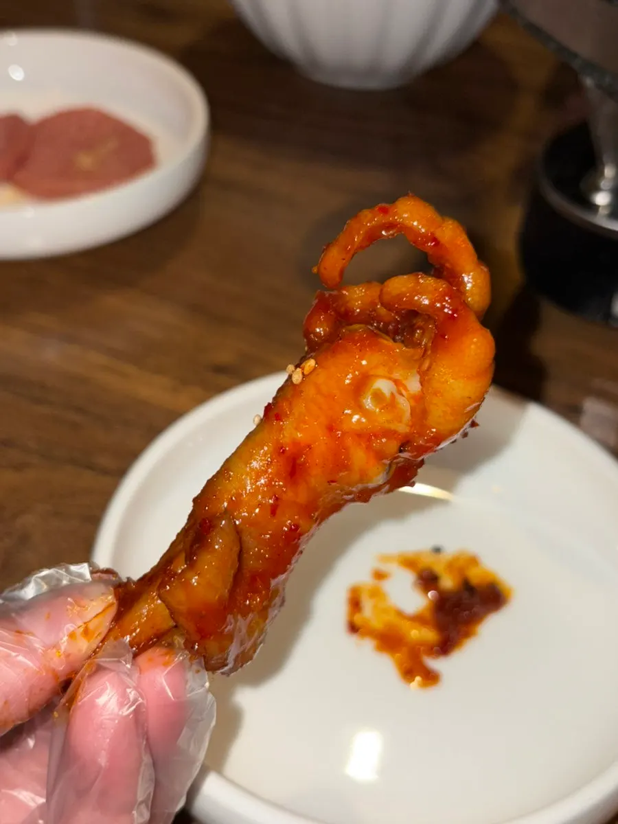 앞치마와 위생장갑 준비한 닭발 먹기