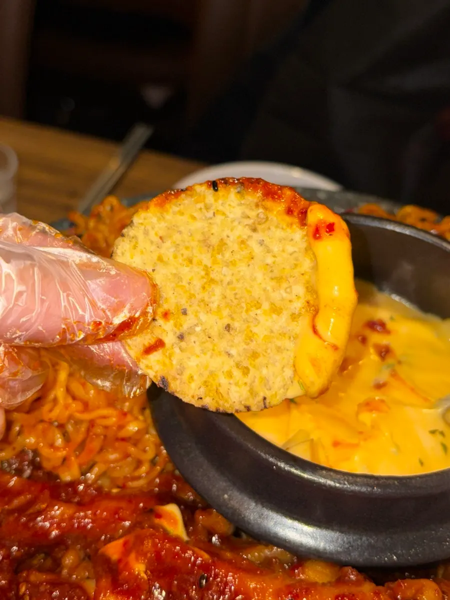 치즈에 찍어 먹는 나쵸