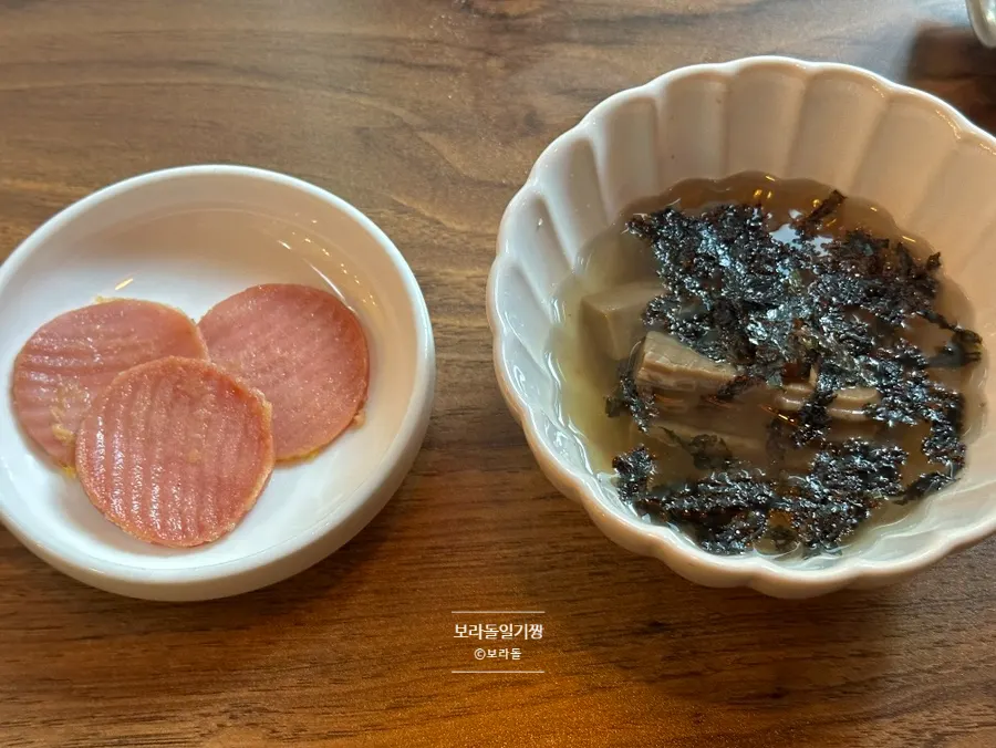 기본 안주 묵사발과 분홍소시지