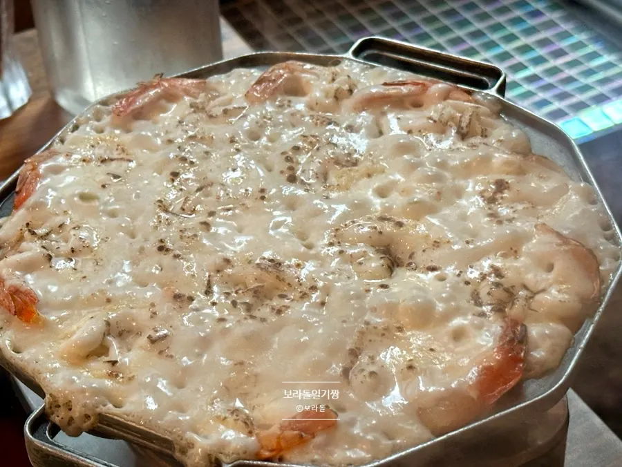 토치로 불맛을 입힌 새우퐁듀