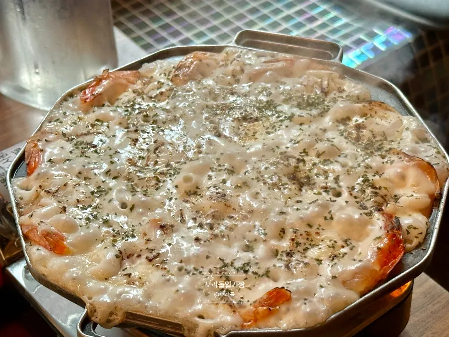 파슬리로 마무리한 크림치즈 새우퐁듀