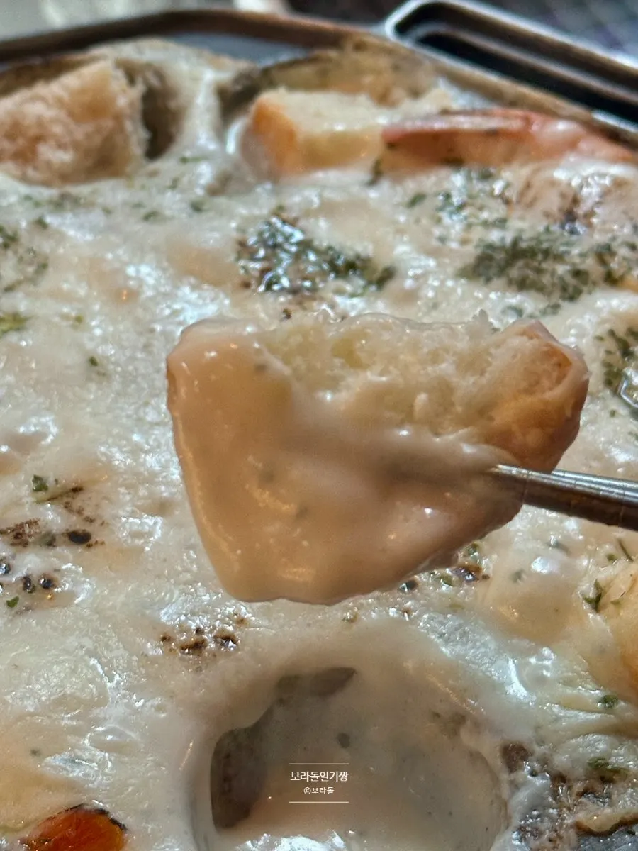크림소스에 담근 모닝빵