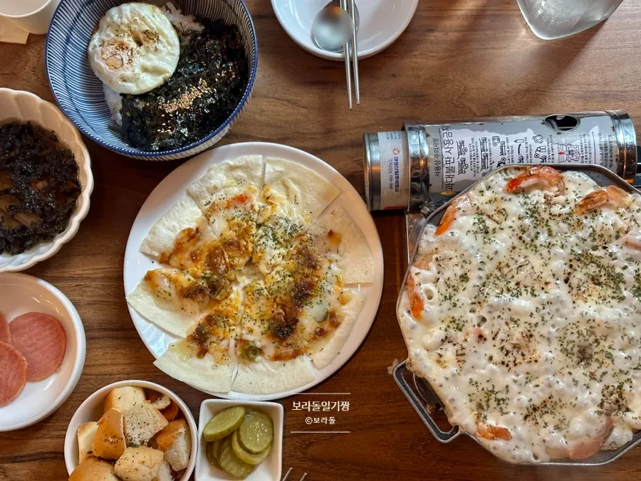 목화실비 안주 두 가지가 놓인 테이블 전경