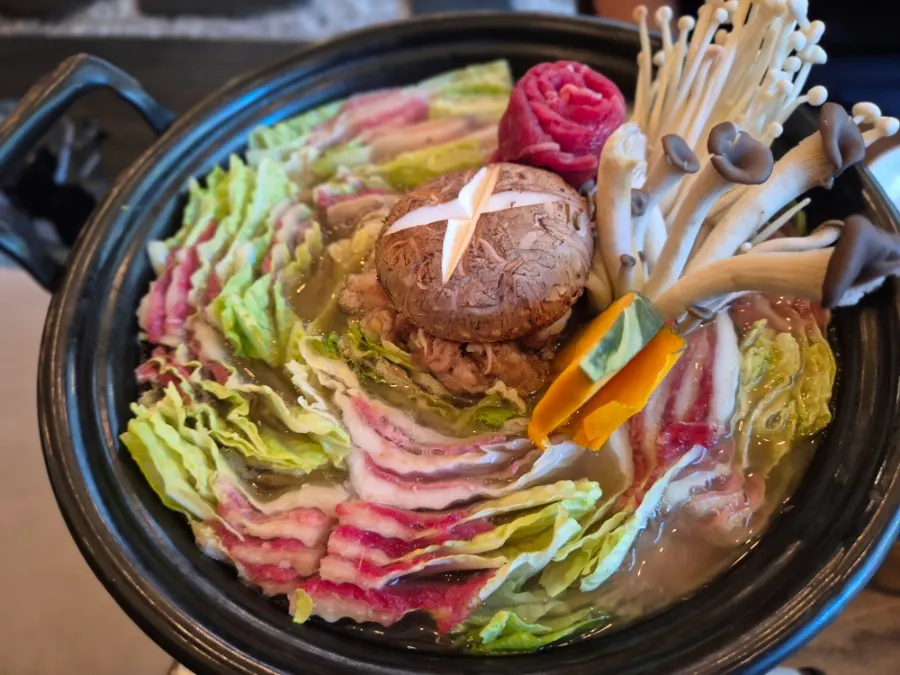 Mille-feuille nabe with layered cabbage and meat