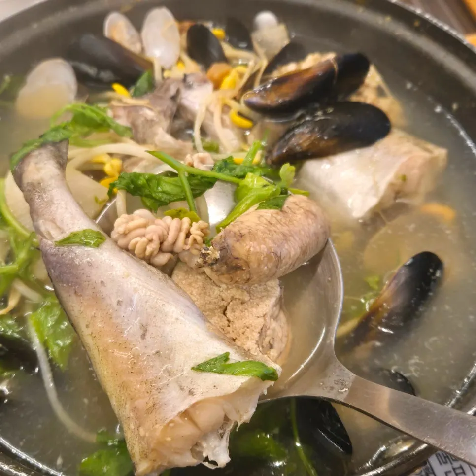 Dongtae tang with roe, milt, and mussels