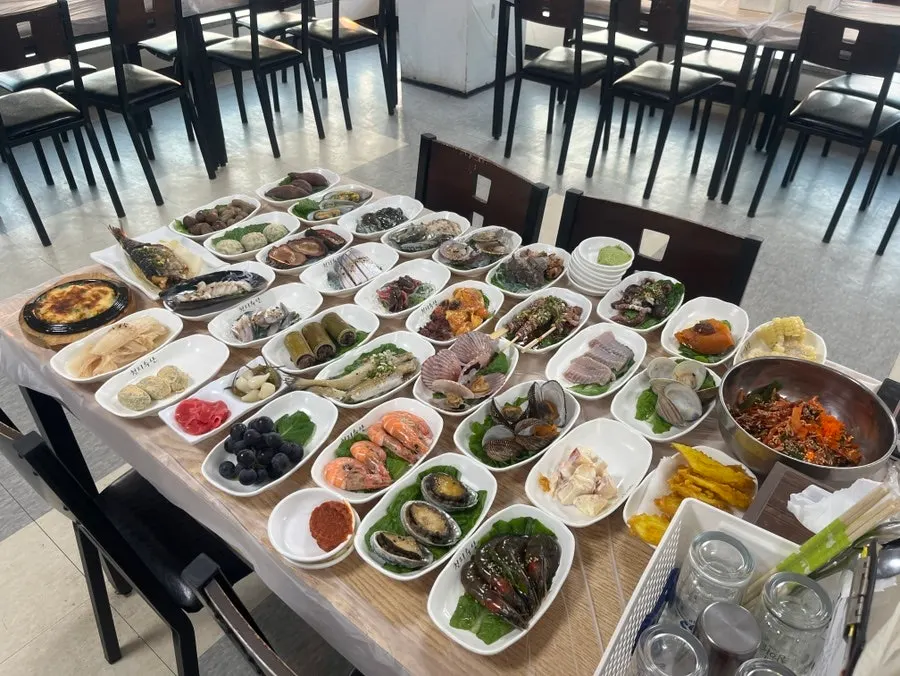 빈틈없이 차려진 해물차림 테이블