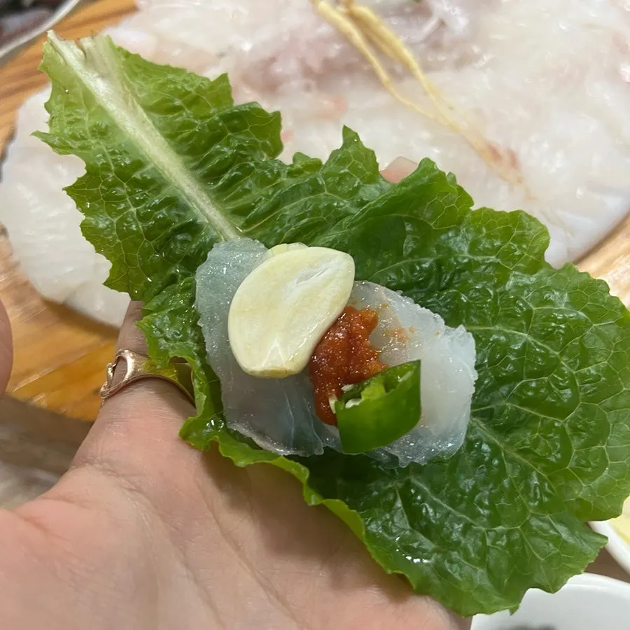 삼이 올라간 광어회 접시