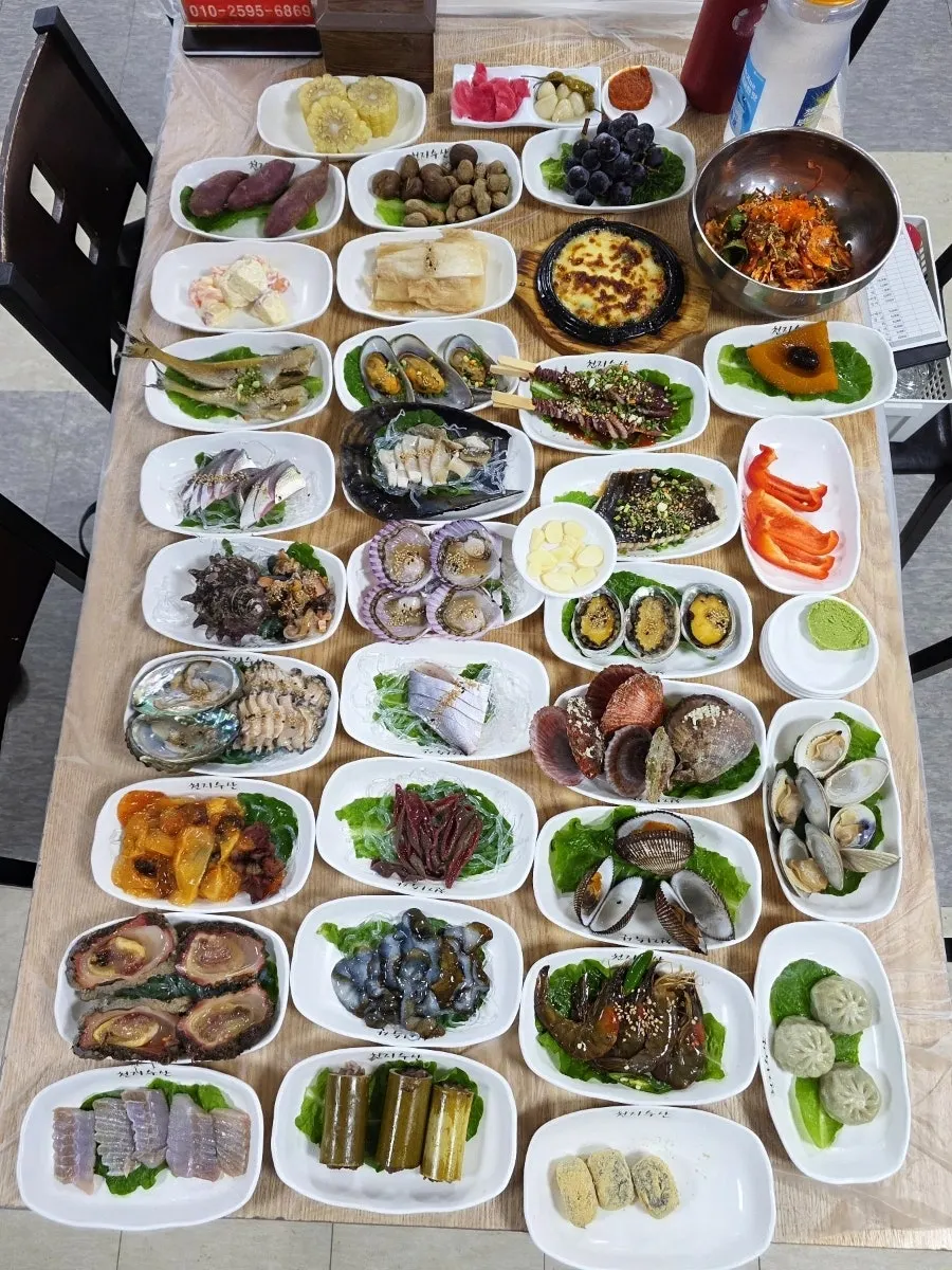 한 상 가득 차려진 천지수산 북항점 스끼다시