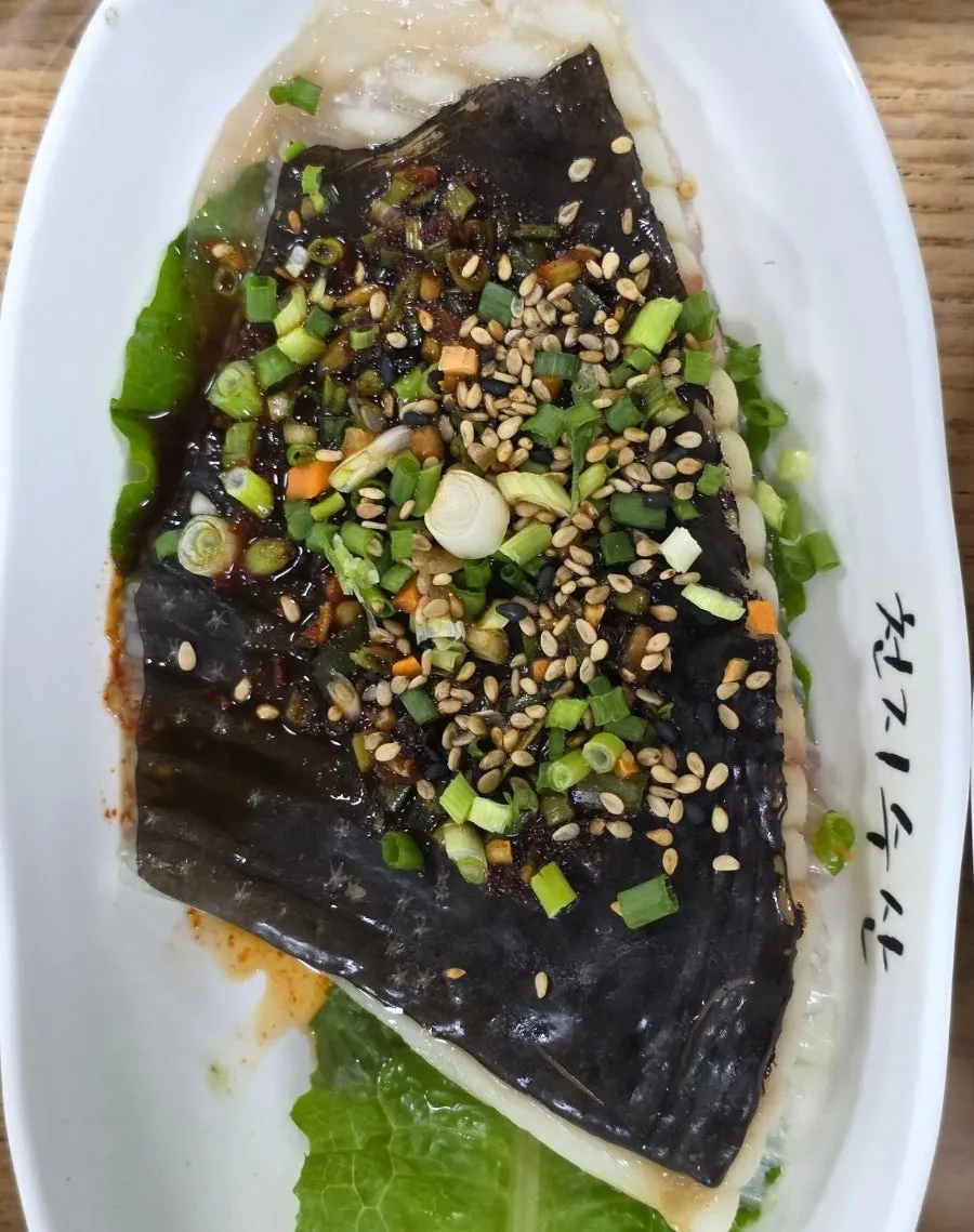 삭힌 홍어와 멍게 등 밑반찬 접시
