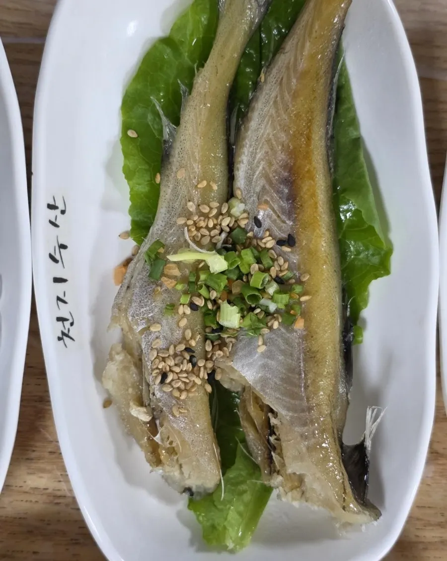 전어회와 병어회 접시