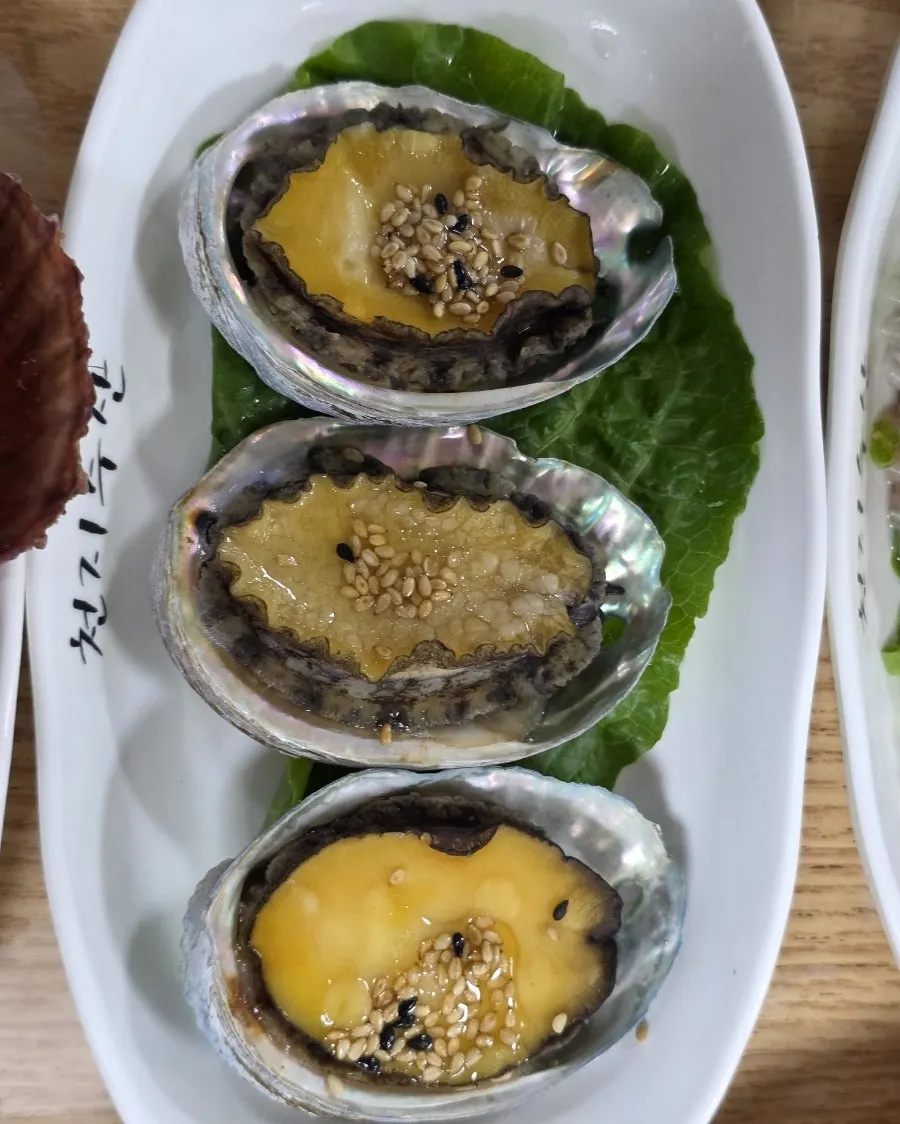 부드럽게 쪄낸 홍어찜과 양태찜