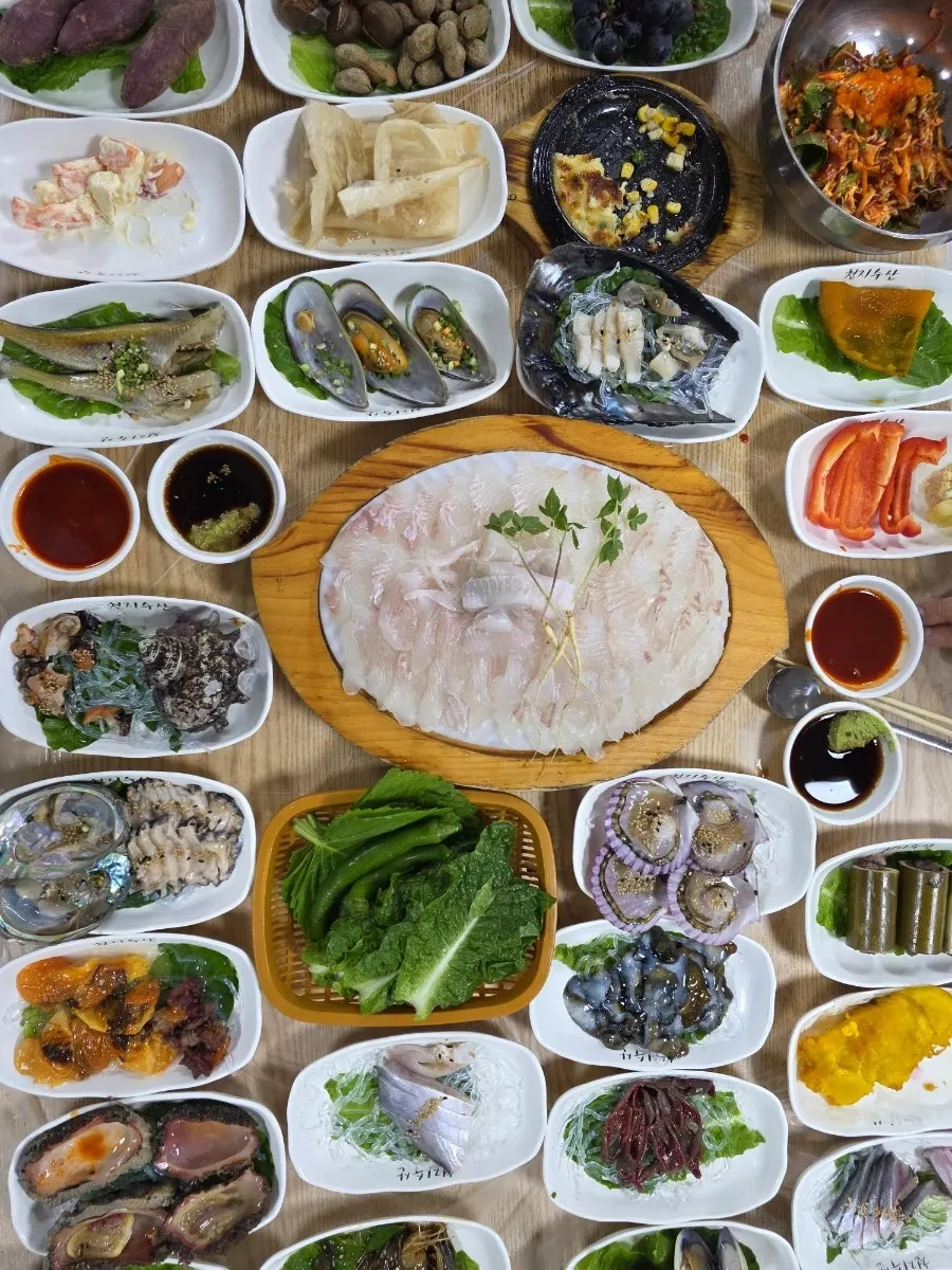 목포 북항 회센터 천지수산 북항점 상차림 전경