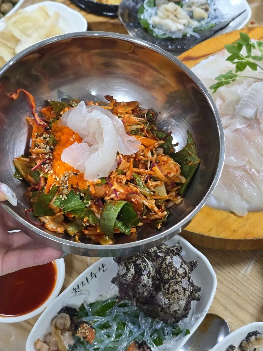 식탁에 놓인 병 콜라