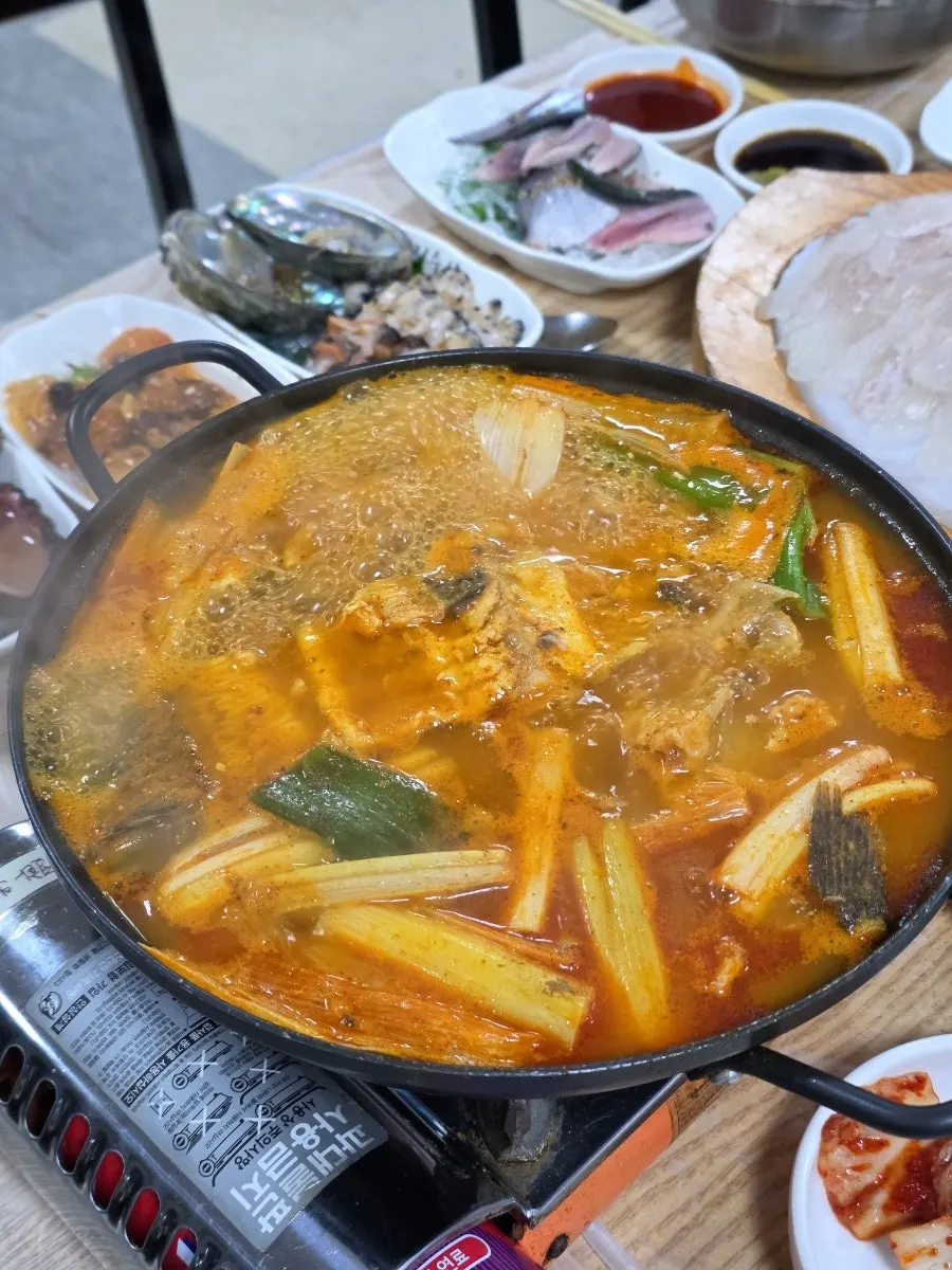 서더리와 대파 듬뿍 들어간 매운탕