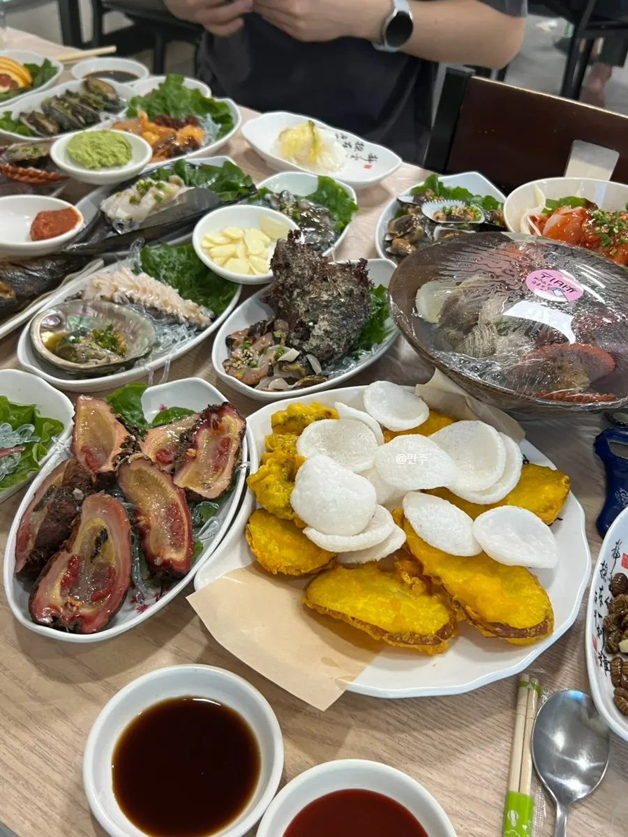 전복찜과 낙지호롱구이 등 반상차림 구성