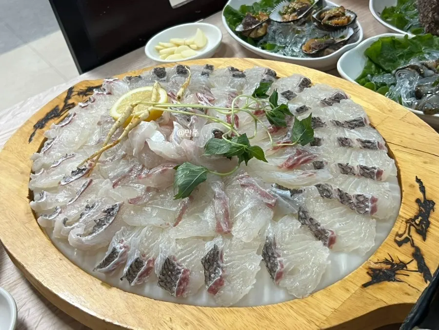 반은 껍질 벗기고 반은 마스까와로 낸 참돔회 접시