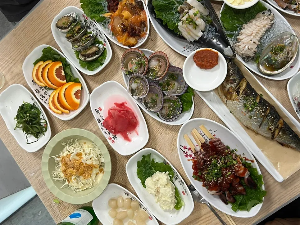 참돔회와 반상차림이 함께 놓인 식탁