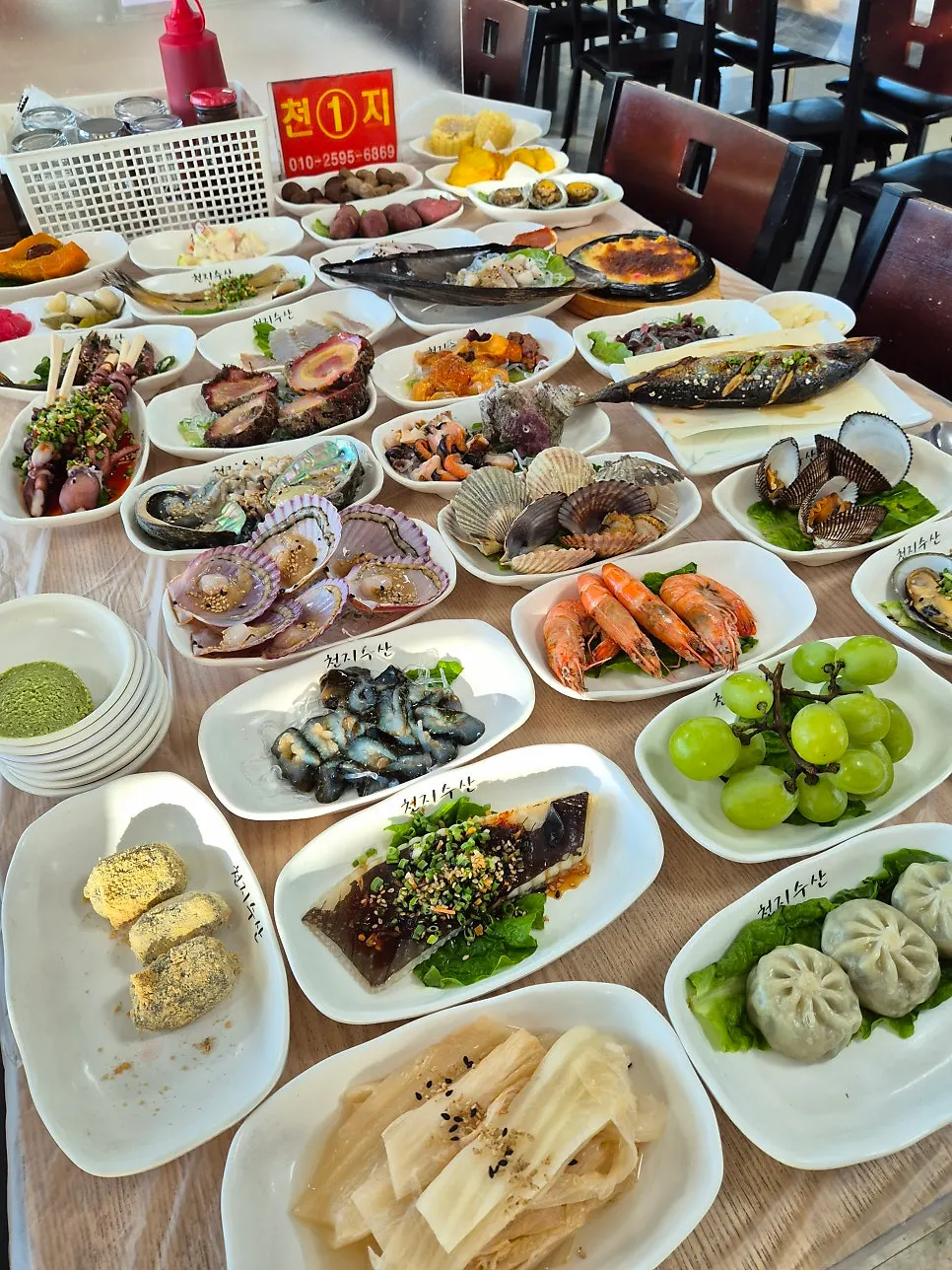 회와 함께 차려진 해산물 스키다시 한 상