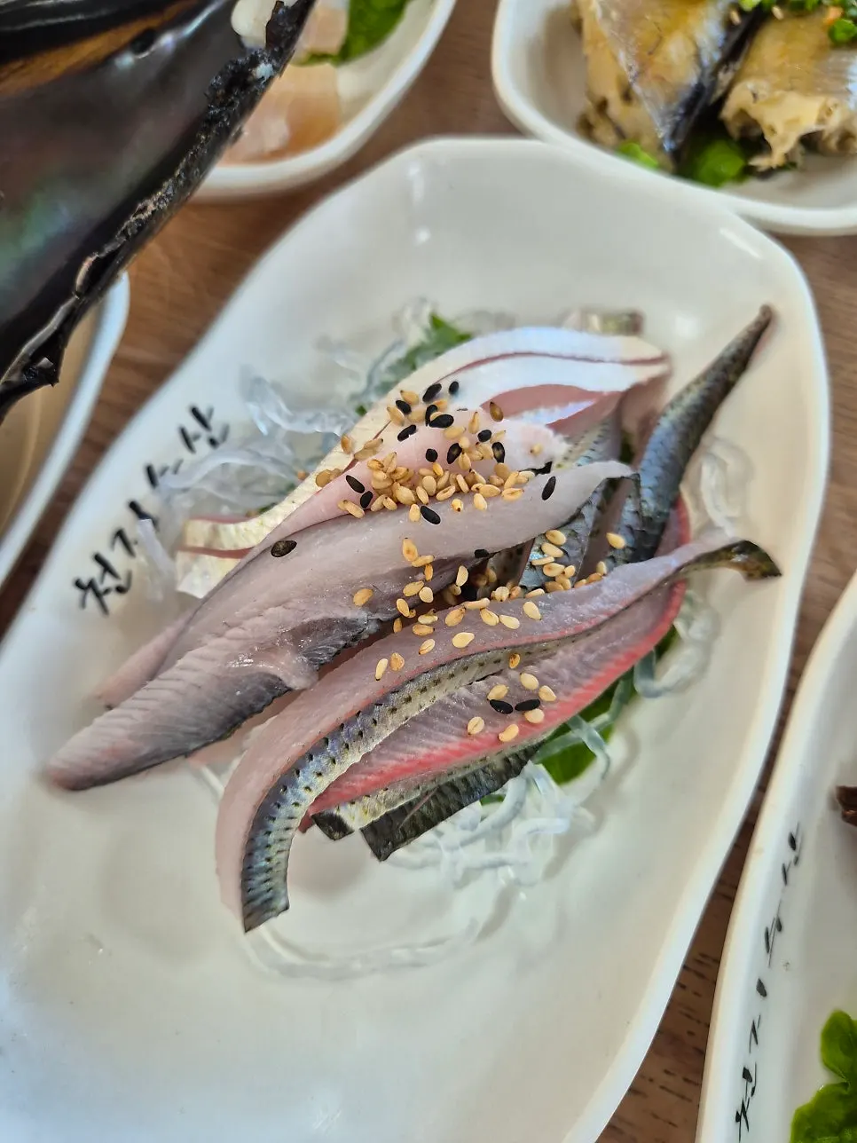 천지수산 곁들이 반찬 접시