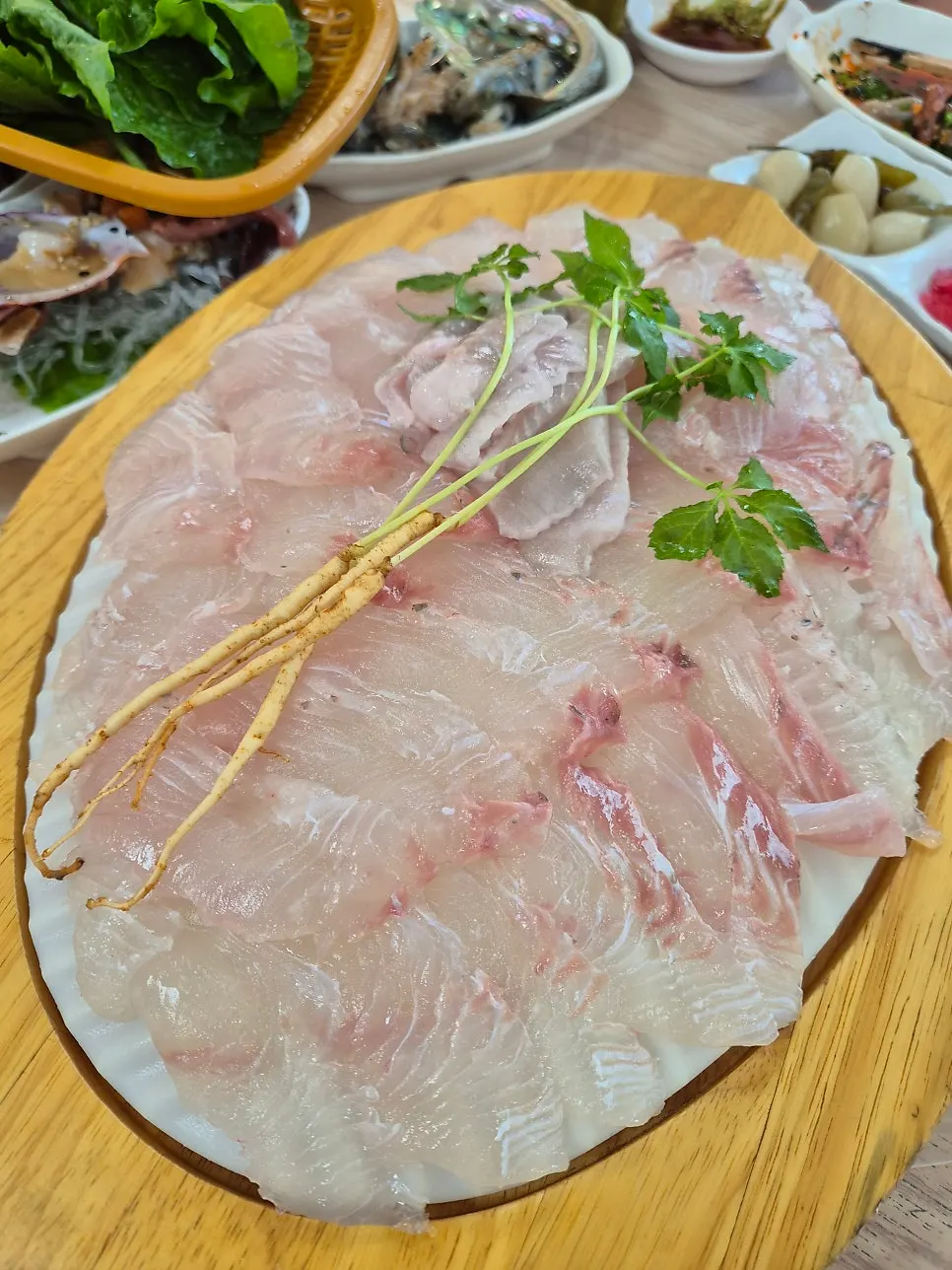 갓 썰어낸 천지수산 메인 활어회 접시