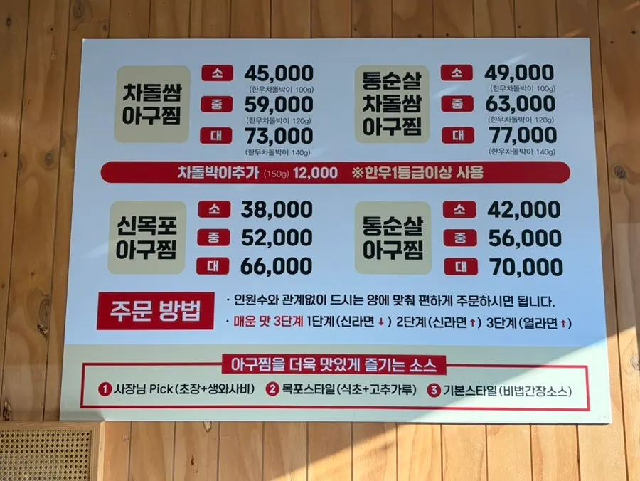 깔끔한 매장 테이블 공간