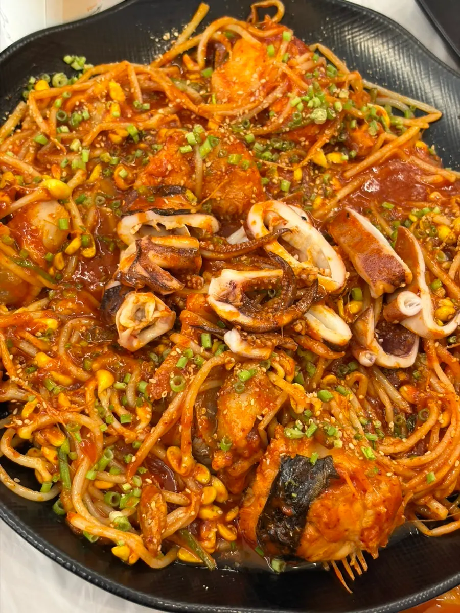 푸짐하게 담긴 차돌쌈 아구찜