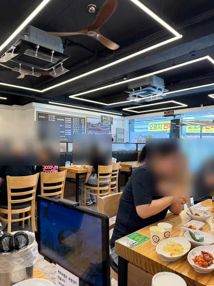 Interior atmosphere at Bak Man-bae Arirang Bossam Mokpo Hadang Branch