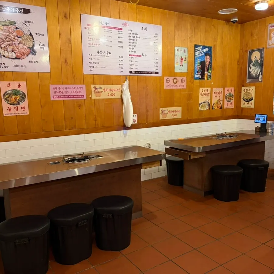 Restaurant interior with weekday diners