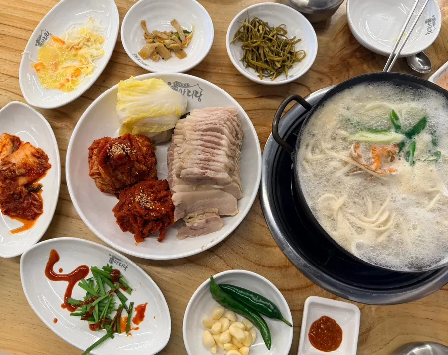 Table spread of gabrisal half-and-half bossam at Bak Man-bae Arirang Bossam Mokpo Hadang Branch