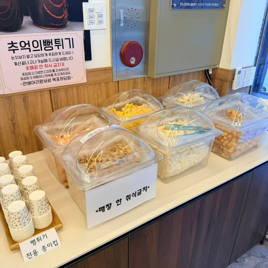 Six kinds of puffed rice snacks at the dessert corner