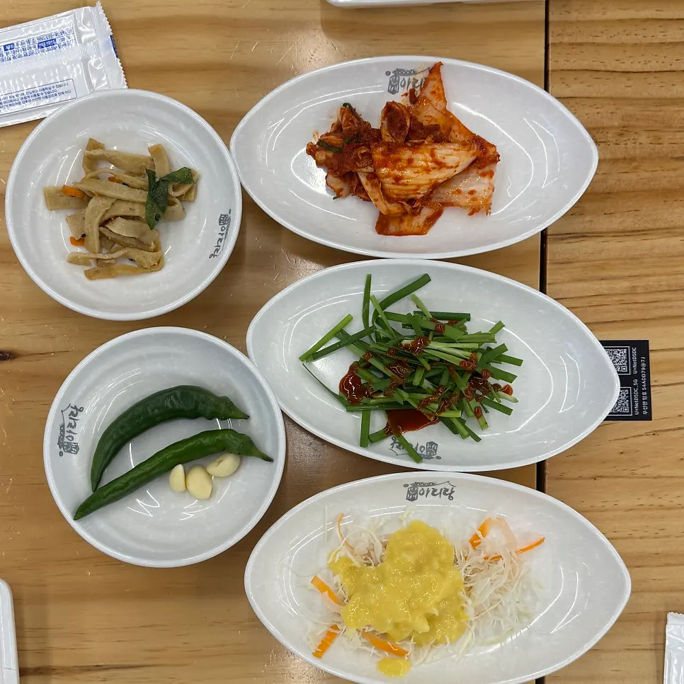 김치와 어묵볶음 등 기본 반찬 상차림