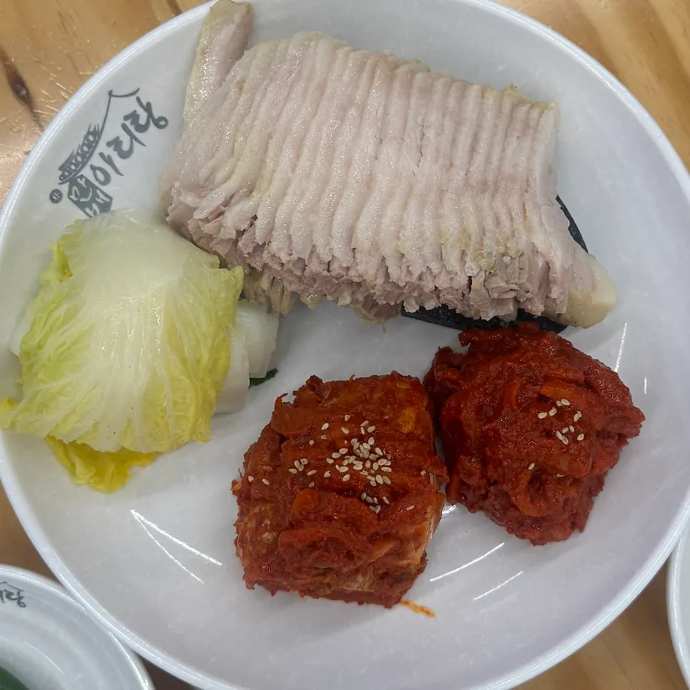황금배추와 김치, 가브리살이 담긴 반반보쌈 소