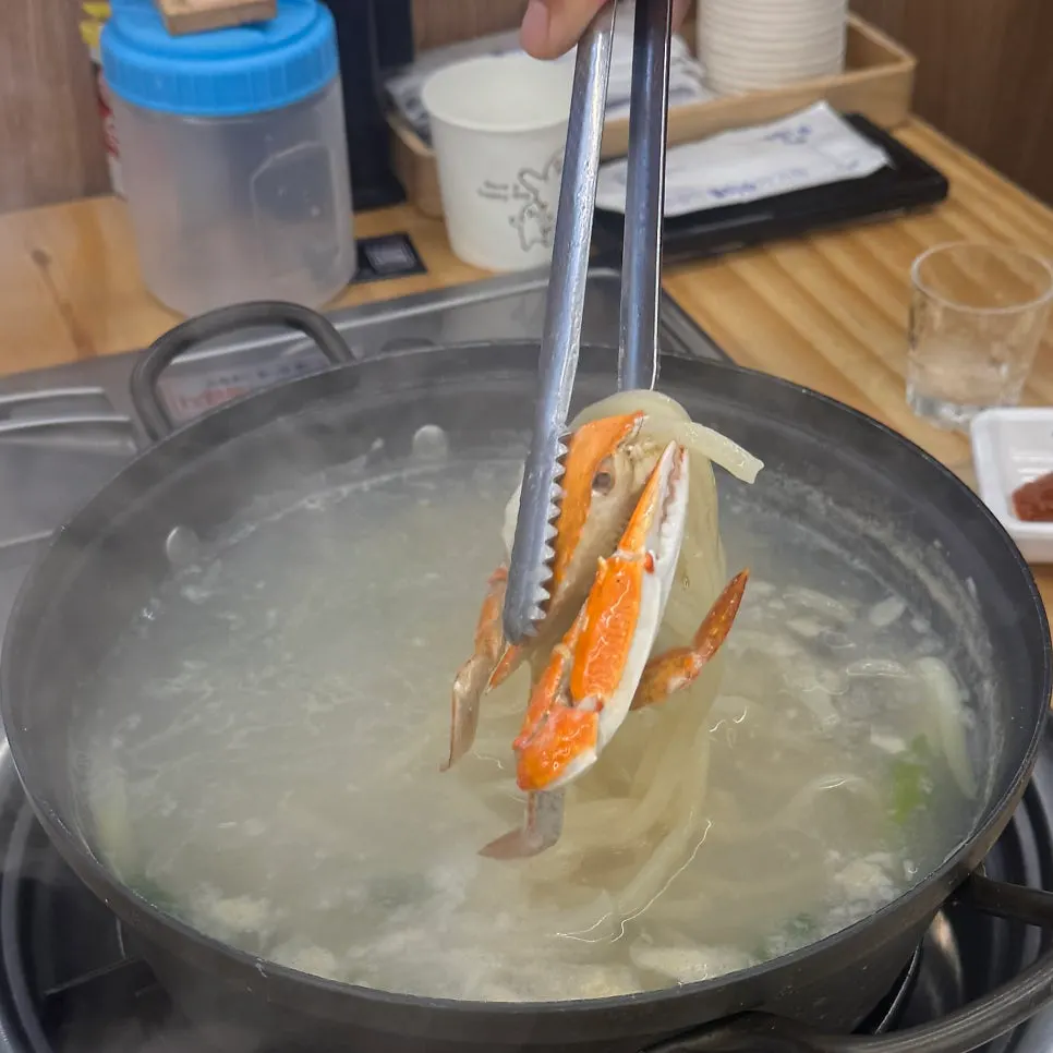 따뜻한 국물 칼국수를 먹는 모습