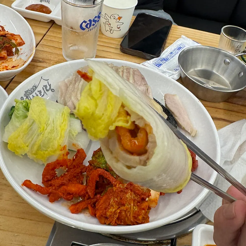 황금배추에 가브리살 보쌈을 올린 한 점
