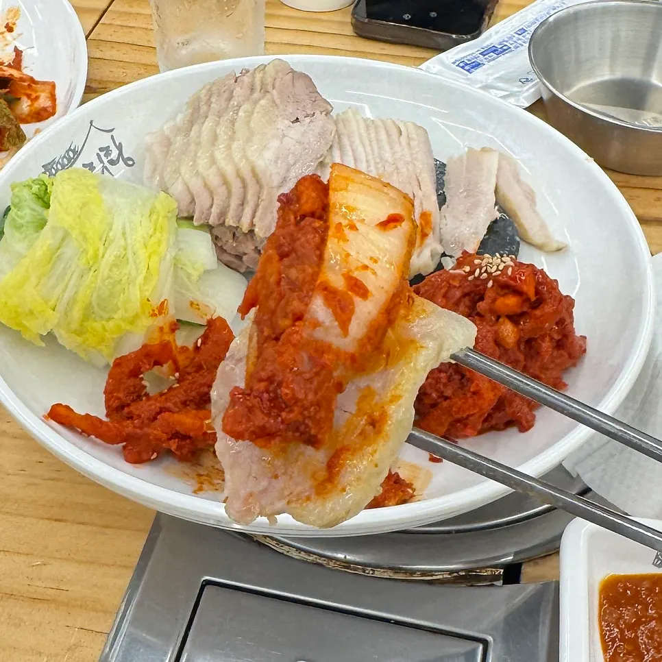 보쌈김치를 올려 먹는 가브리살 보쌈