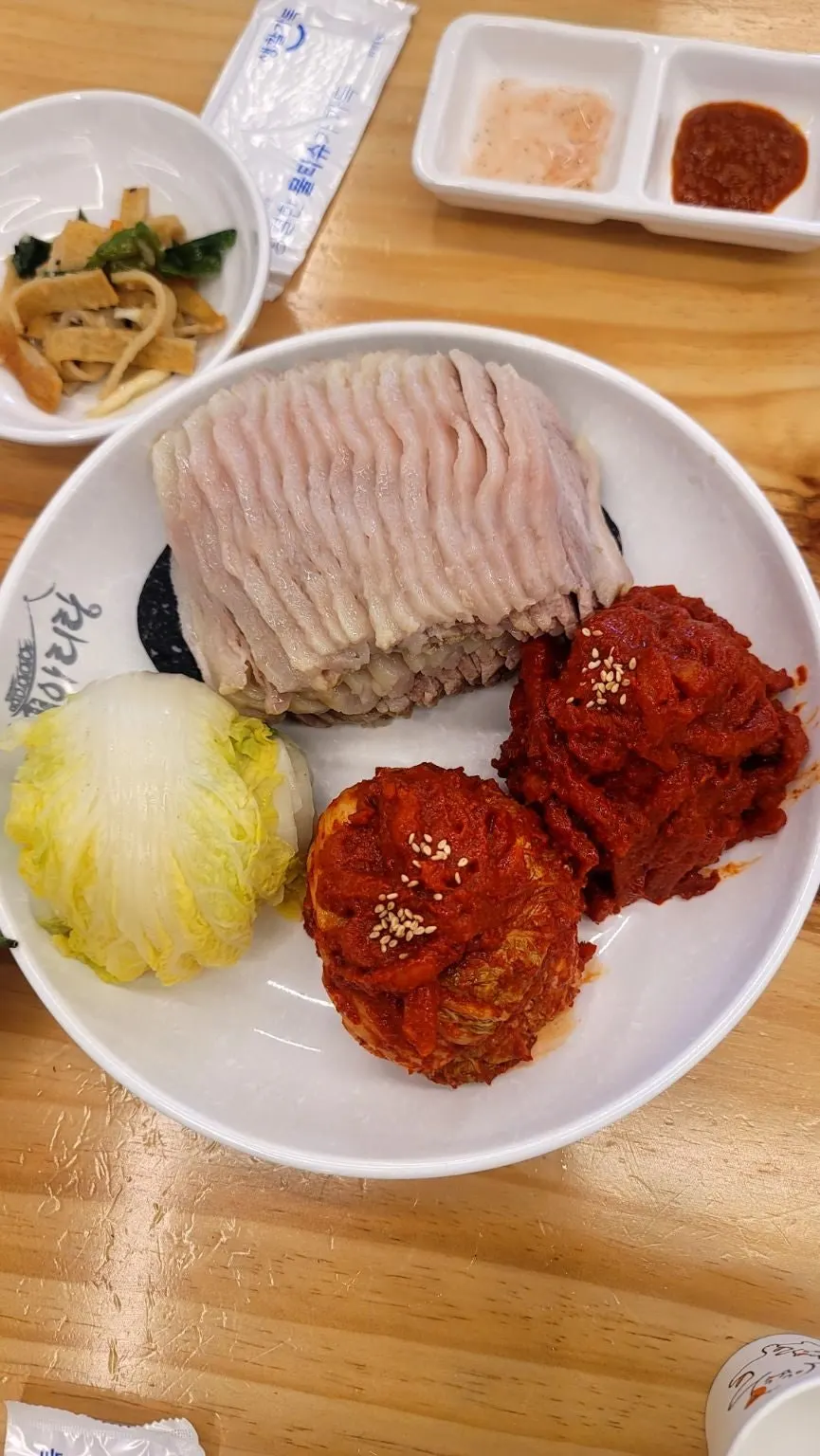 Table setup of the medium half-and-half bossam with gabrisal pork