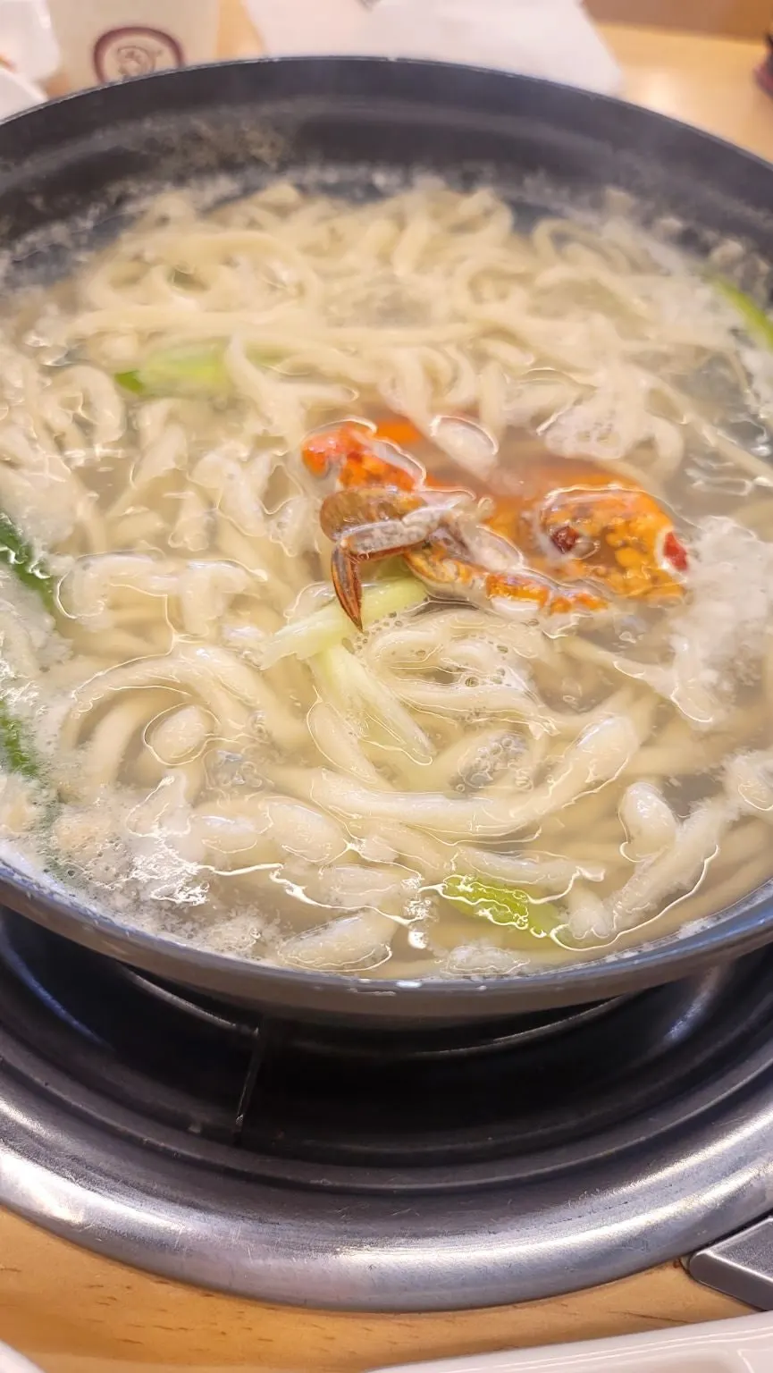 Kalguksu pot filled with clams and blue crab