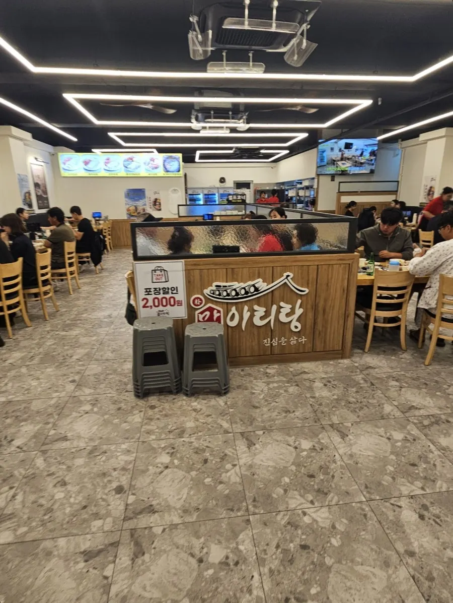 가게 앞 일반주차장과 골목 상권 외관