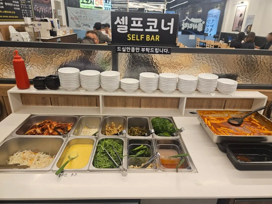 넓고 쾌적한 매장 내부 좌석