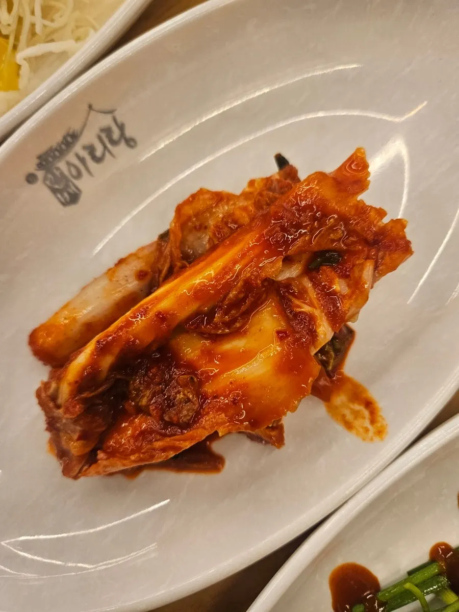 황금배추와 김치 속 접시